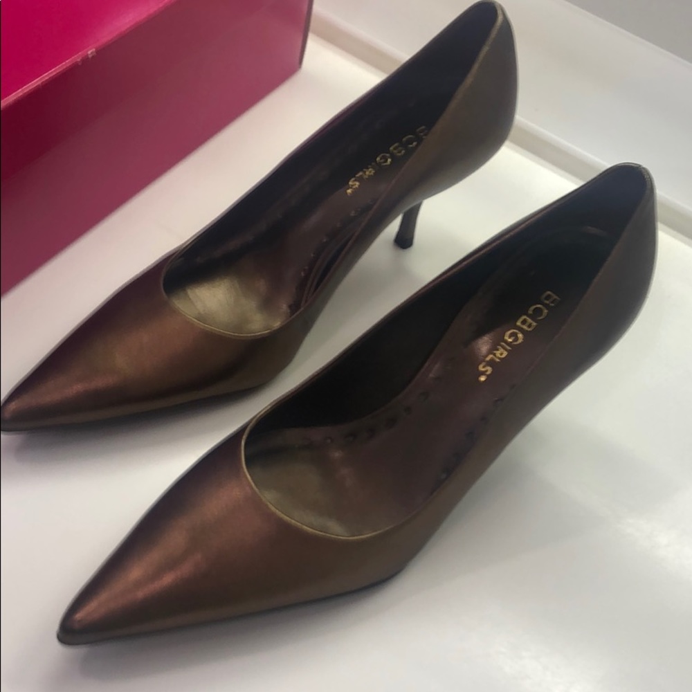 Woman’s 7.5 bronze metallic shoe: never worn new